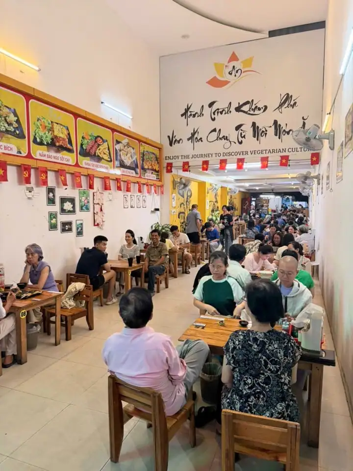 Cần sang gấp quán chay mặt tiền Nguyễn Văn Linh, giá sang toàn bộ 280tr, có thể vào kinh doanh ngay bao gồm: