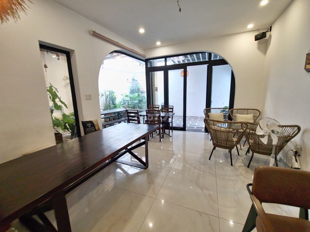 Sang quán cafe bistro có hồ Koi 180m² Bình Thạnh, có bếp, full setup – ảnh 2