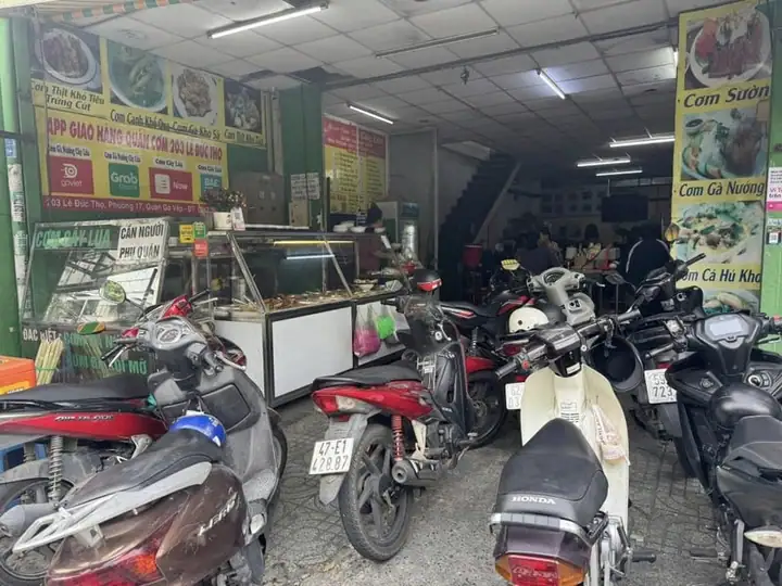 Cần sang nhượng quán cơm tâm huyết, lượng khách + app ổn định, chủ nhà dễ tính…