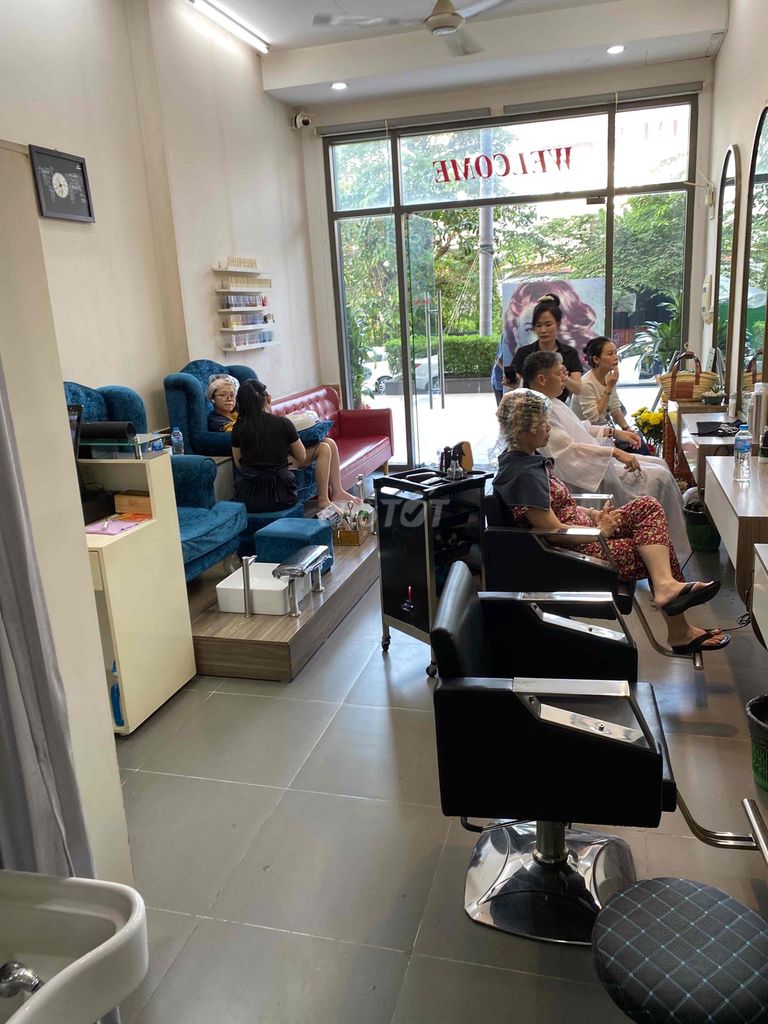 Cần sang lại salon tóc và nail