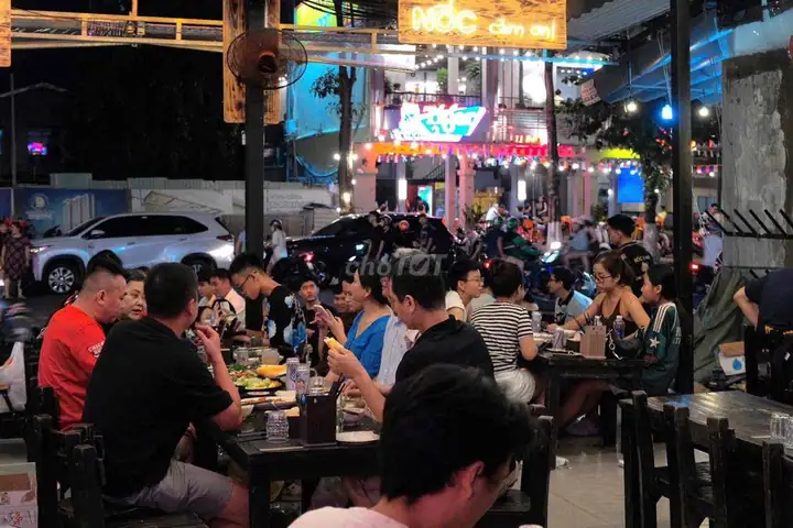 Cần sang nhượng MB kinh doanh quán nhậu 170m2 ngang 9m đường Đống Đa