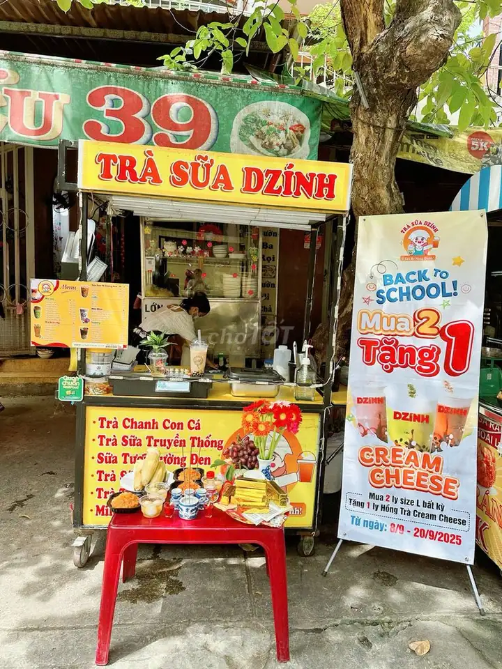 Sang mặt bằng trà sữa trước cổng trường học