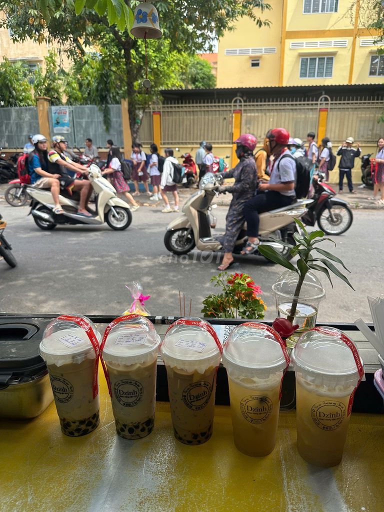 Sang mặt bằng trà sữa trước cổng trường học – ảnh 2