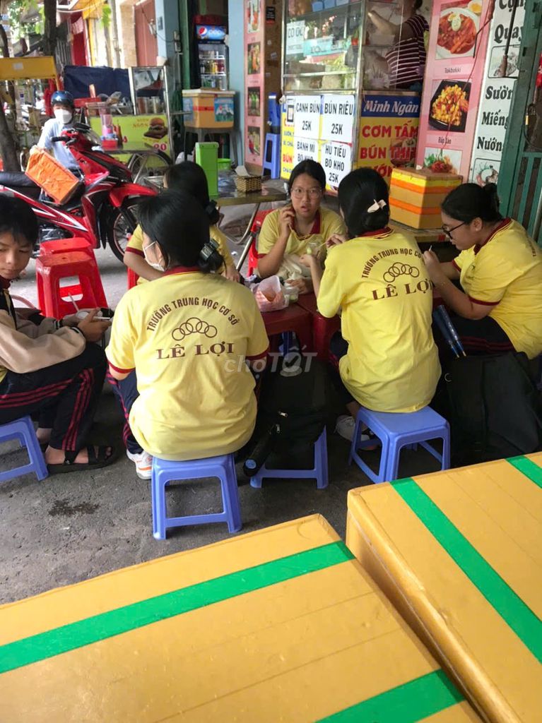 Sang mặt bằng trà sữa trước cổng trường học – ảnh 3
