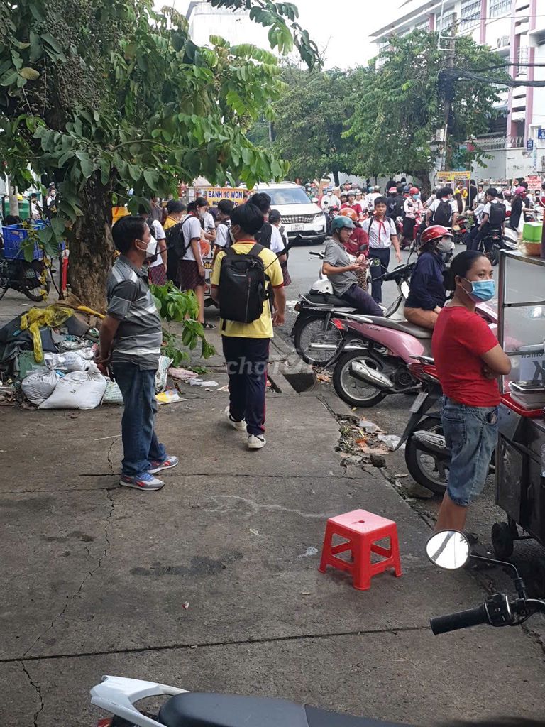 Sang mặt bằng trà sữa trước cổng trường học – ảnh 4