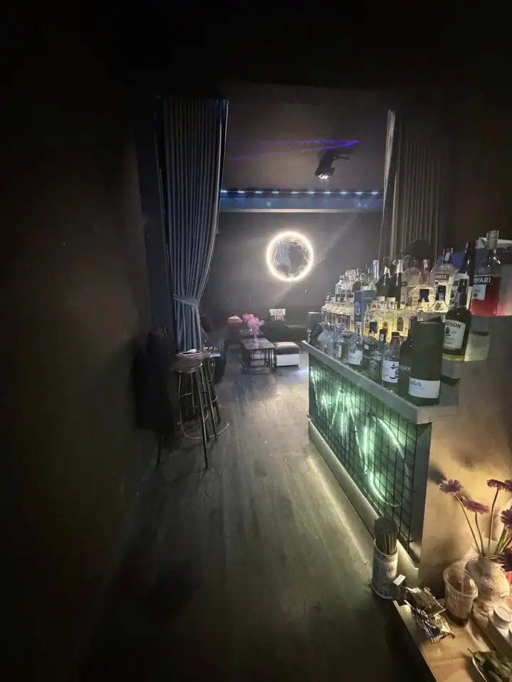 Sang gấp lounge bar & CHDV – lê thánh tôn, quận 1