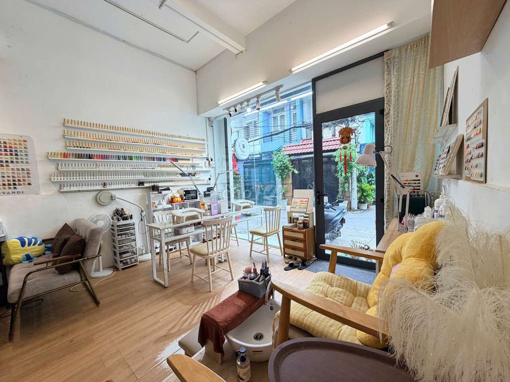 Mặt bằng nail cần sang gấp
