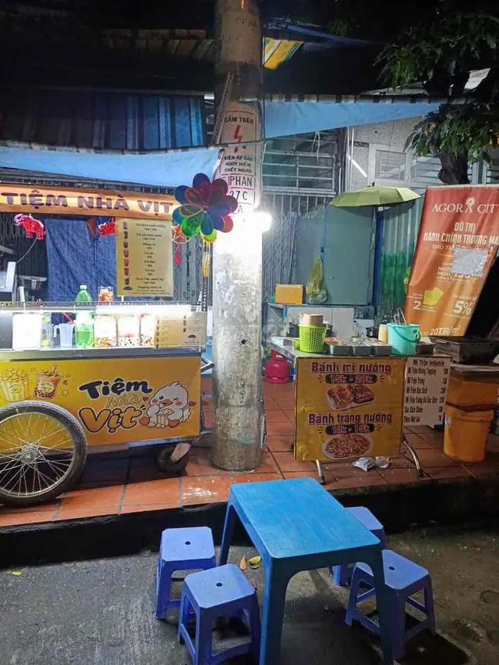 Sang nhương lại xe bán đồ ăn vặt, trà sữa đối diện trường học