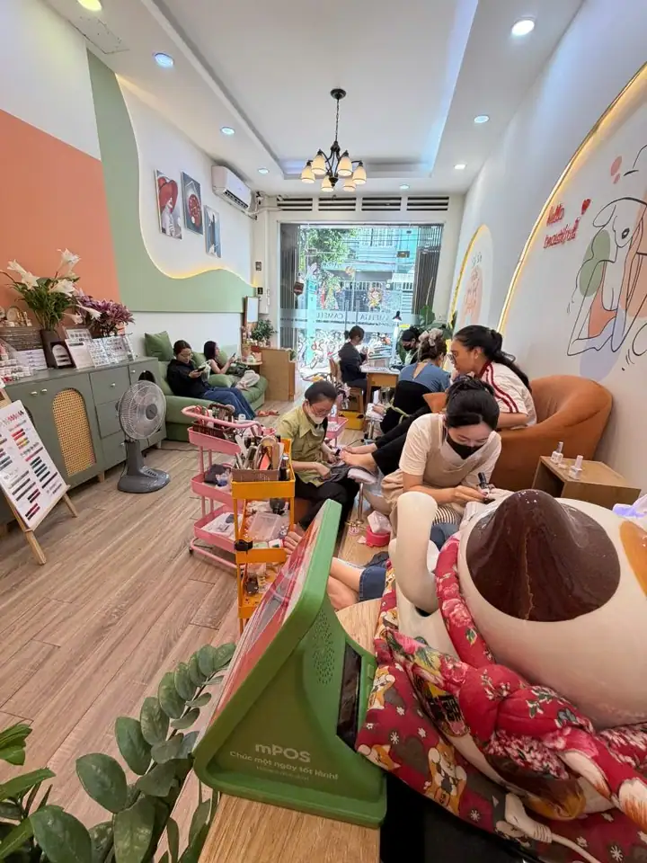 Sang nhượng tiệm nail & spa phường 13 , quận 10 – mặt bằng đẹp 1 trệt 2 lầu, sân thượng