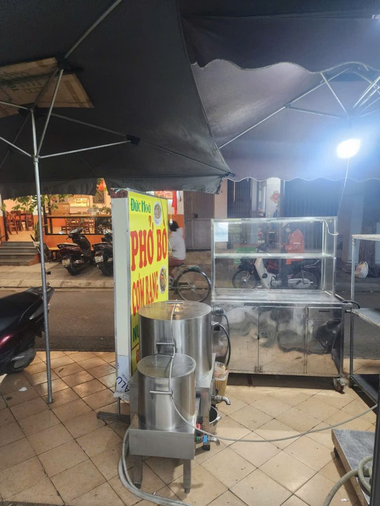 Chính chủ sang nhượng cửa hàng kinh doanh bún -phở cơm rang- có sẵn lượng khách sẵn hoặc thanh lý toàn bộ đồ hoặc sang nhượng mặt bằng