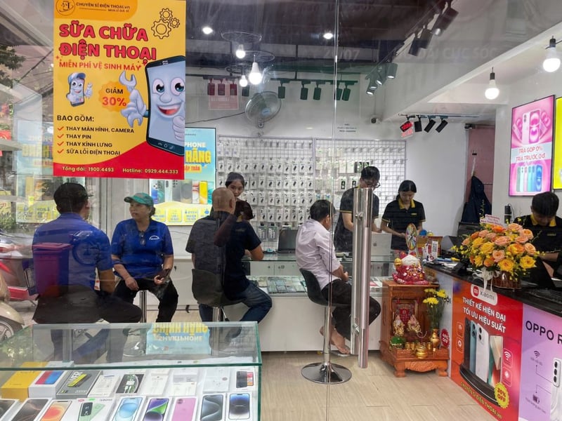 Sang cửa hàng điện thoại đẹp vị trí đắc địa Địa chỉ: 69/49 Nguyễn Gia Trí, Phường 25, quận Bình Thạnh