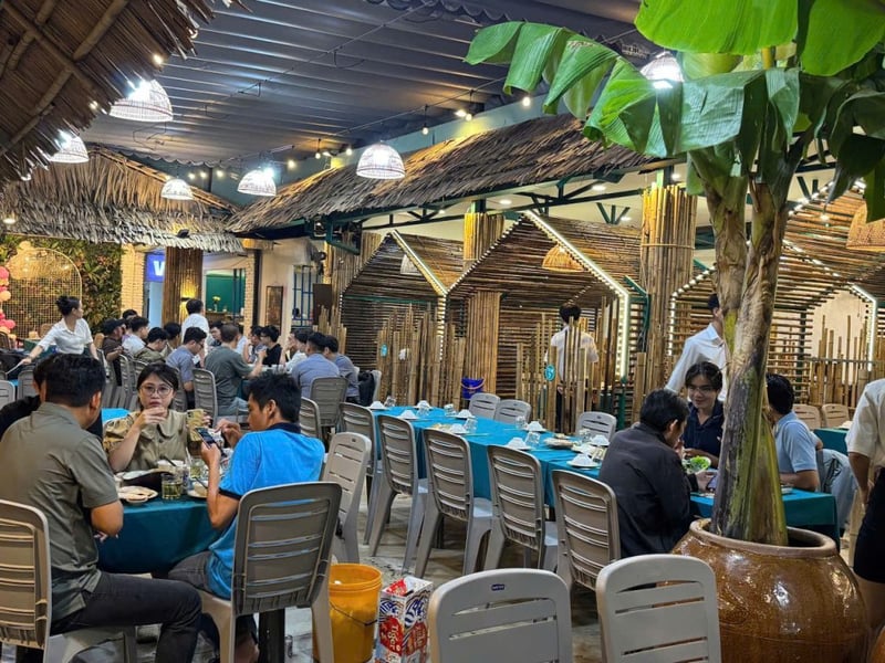Sang nhanh 400TR MB 25TR 700M2 quy mô 10 phòng VIP 45 bàn sân vườn